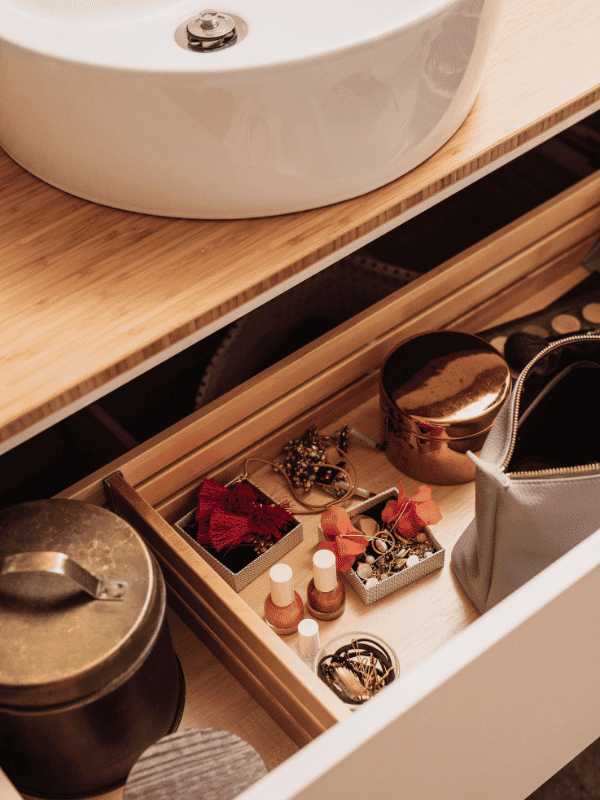 rangement pratique salle de bain - Bree Van de Cool Organisation Maison